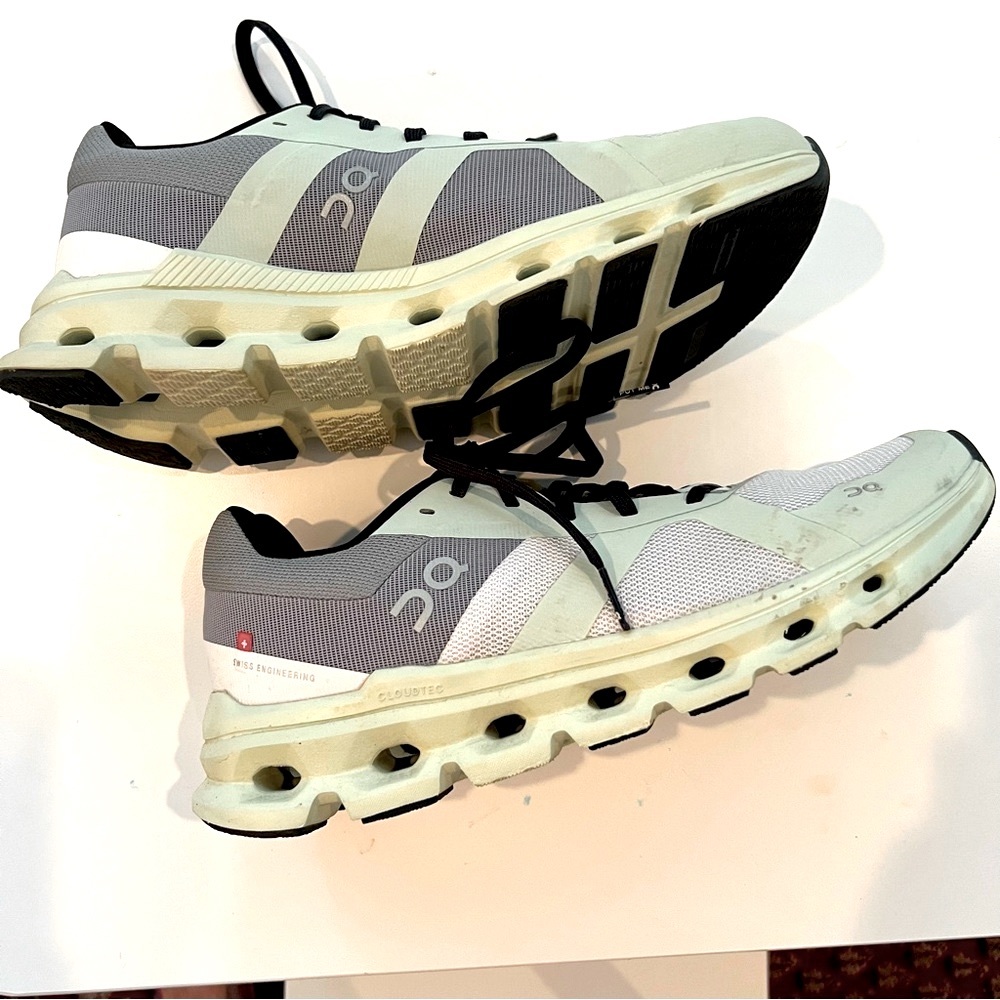 COPY - OnCloud CloudRunner Frost/Aloe/Black. Size 9. Excellent condition.